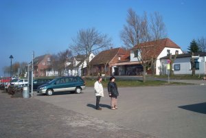 Die Hafenpromenade von Fedderwardersiel